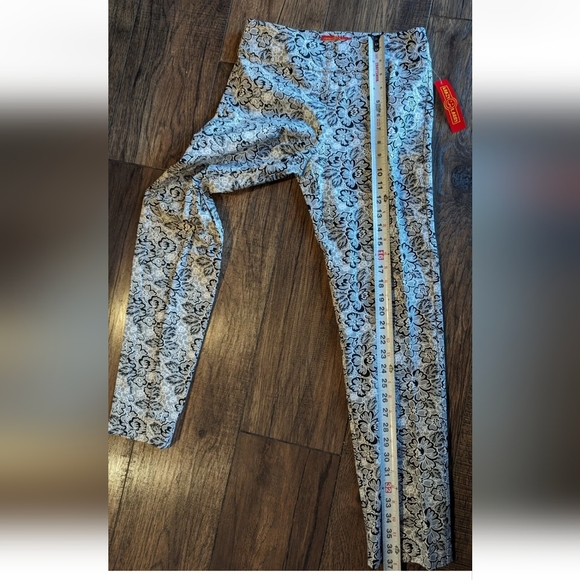 Krazy Larry Black White Gray Floral Skinny Pants Pull-On Stretch P507 NWT Size 2 - Picture 11 of 15